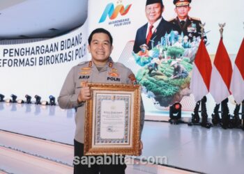 AKBP Arif Fazlurrahman menerima penghargaan pelayanan prima dan zona integritas, (Jumat 20/62025), (foto : Aditya/sapablitar.com)