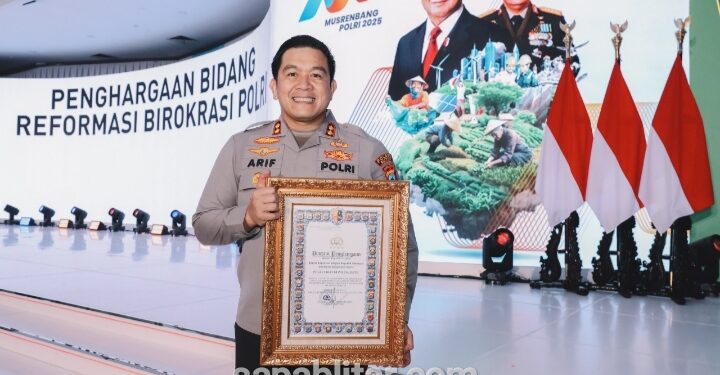 AKBP Arif Fazlurrahman menerima penghargaan pelayanan prima dan zona integritas, (Jumat 20/62025), (foto : Aditya/sapablitar.com)