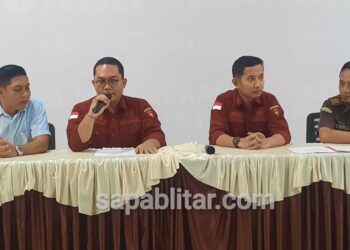 Kejaksaan Negeri Kabupaten Blitar terima uang dari tersangka MM kasus korupsi DAM Kali Bentak, (Senin 26/6/2025). foto: Aditya/sapablitar.com