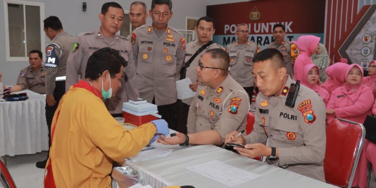 Kasat Lantas Polres Blitar AKP Alimudin Nasution mendonorkan darahnya di peringatan Hari Bhayangkara ke-79, Kamis (19/06/2025). (Aditya/sapablitar.com)