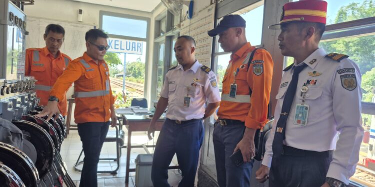 Petugas PT KAI memeriksa lintas antara Stasiun Kertosono–Tulungagung. (aditya/sapablitar.com)