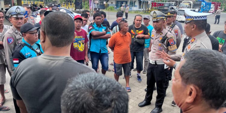 Puluhan sopir truk di Kabupaten Blitar menggelar aksi solideritas menolak kebijakan Zero ODOL, Kamis (19/06/2025). (foto : Aditya/sapablitar.com)