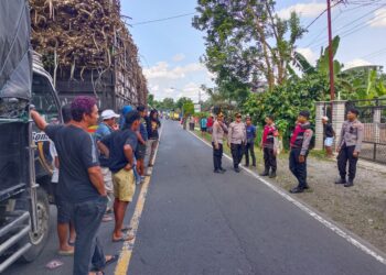 Demo zero ODOL di Blitar Ricuh, 1 diantaranya positif narkoba. (foto : Aditya/ sapablitar.com )