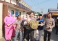 Kapolres Blitar AKBP Arif Fazlurrahman membopong anak cerebral palsy yang ikut kegiatan khitan gratis. (foto : Aditya/ sapablitar.com )