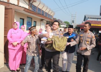Kapolres Blitar AKBP Arif Fazlurrahman membopong anak cerebral palsy yang ikut kegiatan khitan gratis. (foto : Aditya/ sapablitar.com )