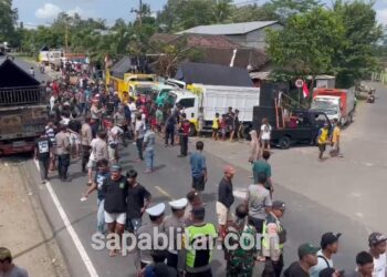 Aksi ODOL blokir jalan Blitar - Malang, (Jumat 20/62025), (foto : Aditya/sapablitar.com)