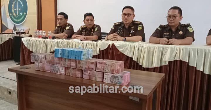 Kejaksaan Negeri Kabupaten Blitar terima uang dari tersangka MM kasus korupsi DAM Kali Bentak, (Senin 23/6/2025). foto: Aditya/sapablitar.com