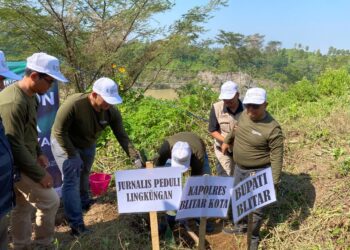 Bupati Blitar bersama Forkopimda dan Jurnalis Blitar melakukan tanam pohon