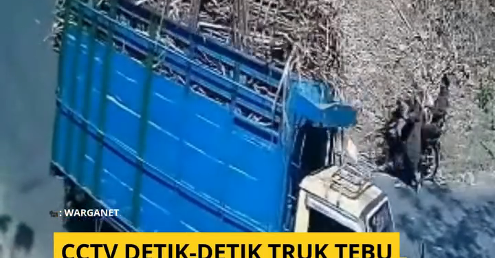 Tangkapan layar truk tebu terguling dan timpa pemotor di Blitar. (foto : Antok/sapablitar.com)