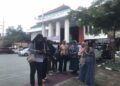 Korban arisan bodong menuntut keadilan Pengadilan Negeri Blitar. (antok/sapablitar.com)