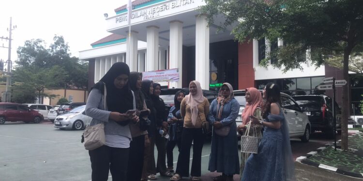 Korban arisan bodong menuntut keadilan Pengadilan Negeri Blitar. (antok/sapablitar.com)