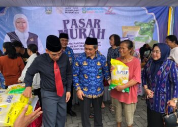 Atas Perintah Gubernur, Bakorwil III Malang Gelontorkan 5 Ton Beras Murah di Blitar