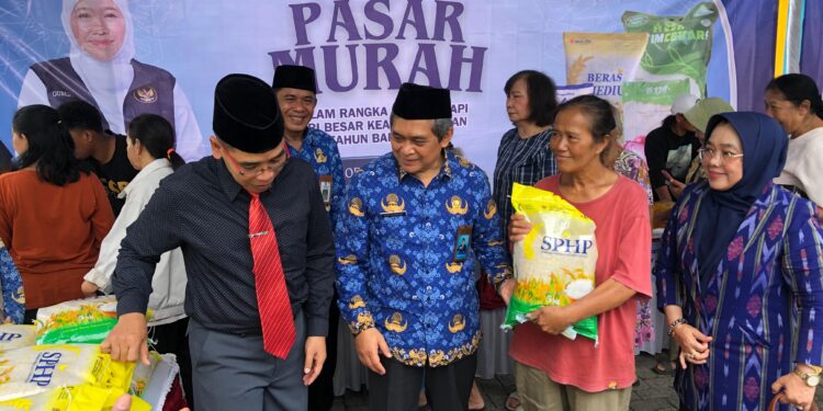 Atas Perintah Gubernur, Bakorwil III Malang Gelontorkan 5 Ton Beras Murah di Blitar