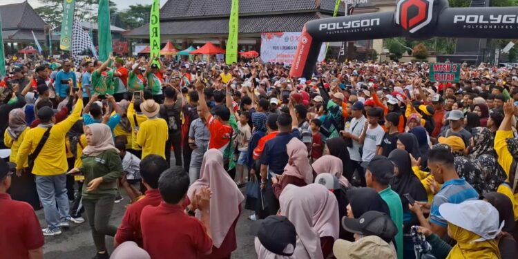 Meriahnya peringatan Hari Amal Bhakti (HAB) ke-80 Kementerian Agama di Alun-alun Kanigoro. (foto : Istimewa/sapablitar.com)