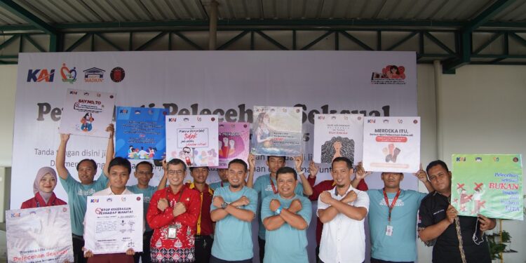 Sosialisasi anti pelecehan seksual di Stasiun Blitar. (foto : Antok/sapablitar.com)