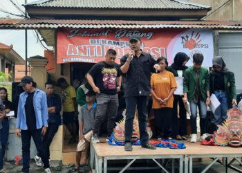 Warga Bendogerit Kota Blitar menolak penggusuran pos kampling. (foto : Antok/sapablitar.com)