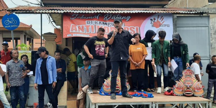 Warga Bendogerit Kota Blitar menolak penggusuran pos kampling. (foto : Antok/sapablitar.com)