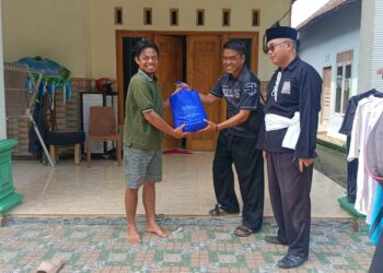 PSHT Cabang Kota Blitar bagikan bansos. (foto : Antok/sapablitar.com)