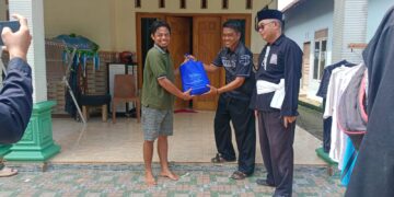 PSHT Cabang Kota Blitar bagikan bansos. (foto : Antok/sapablitar.com)